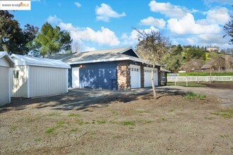 1610 Lawrence Rd in Danville, CA - Foto de edificio - Building Photo