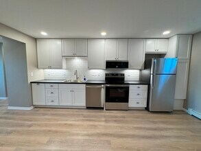 32 E Lake St in Waconia, MN - Foto de edificio - Building Photo