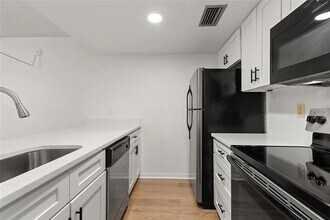 2525 W Bay Dr in Belleair Bluffs, FL - Foto de edificio - Building Photo