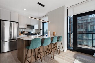 1125 W Van Buren St in Chicago, IL - Building Photo - Building Photo