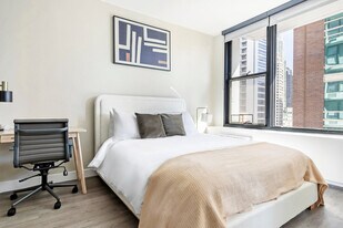 21 E Chestnut St in Chicago, IL - Building Photo