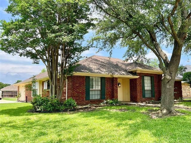 1929 Oakbluff Dr in Carrollton, TX - Building Photo - Building Photo