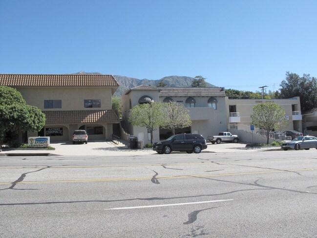 3933 Foothill Blvd in Glendale, CA - Building Photo - Building Photo