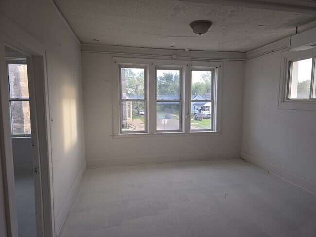 14103 Kercheval St in Detroit, MI - Building Photo - Building Photo