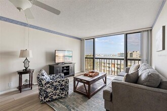 255 Dolphin Point in Clearwater, FL - Foto de edificio - Building Photo