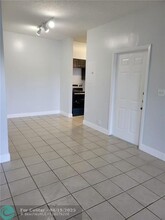 1851 NW 96th Terrace in Pembroke Pines, FL - Foto de edificio - Building Photo