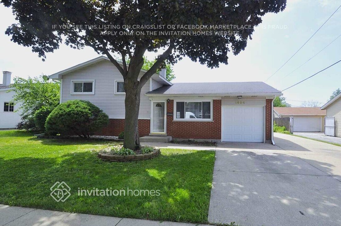 1694 Clifford St in Glendale Heights, IL - Building Photo
