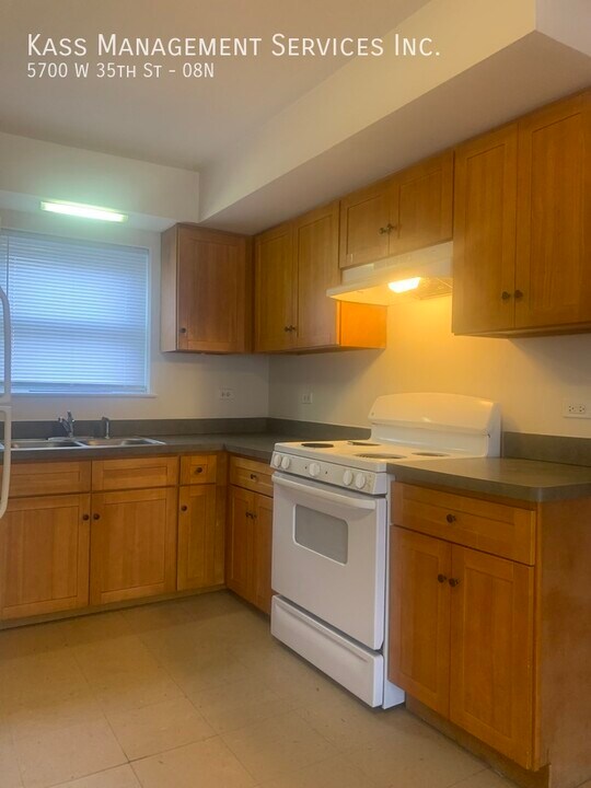 5700 W 35th St in Cicero, IL - Building Photo