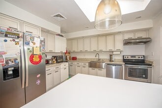 36 Middle Ln in Jericho, NY - Building Photo - Building Photo