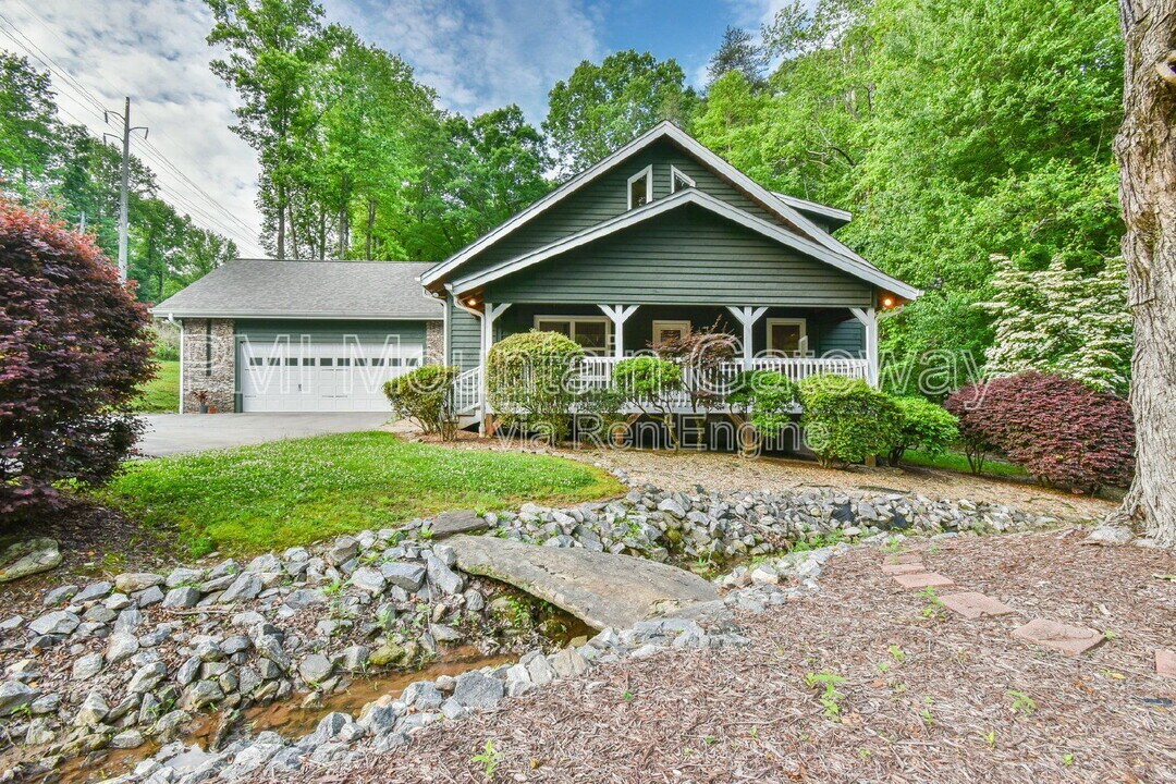327 Jess Hunt Rd in Cleveland, GA - Building Photo
