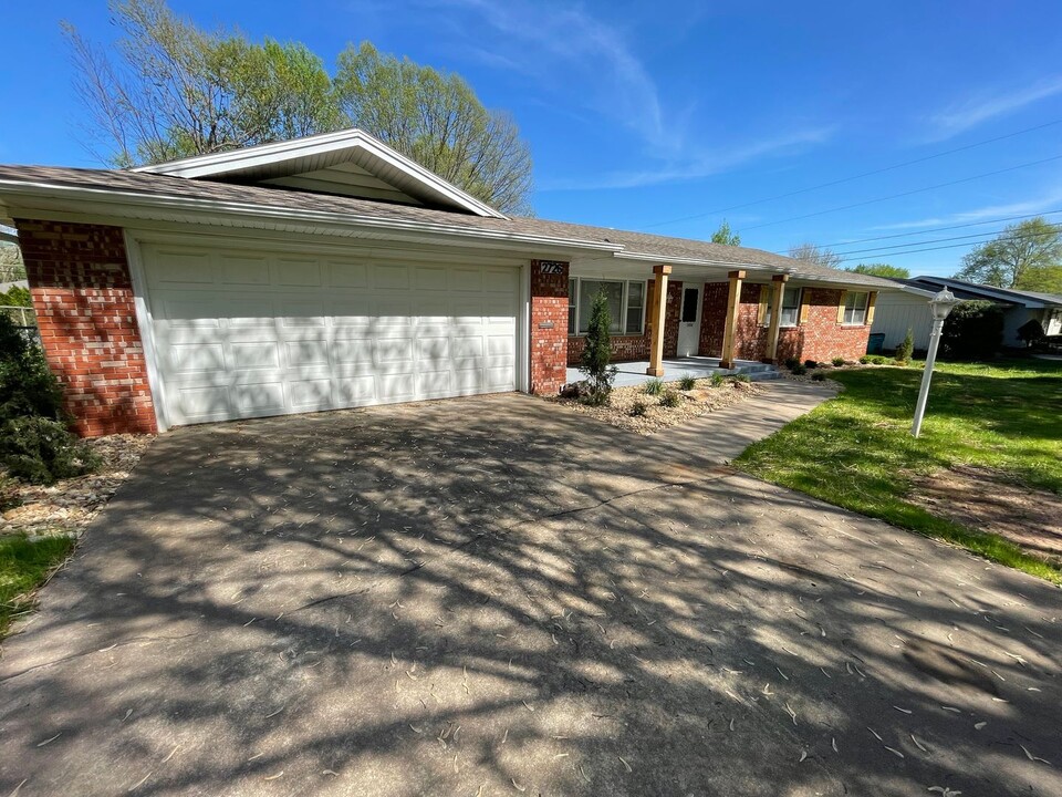 2726 S Edgewater Dr in Springfield, MO - Building Photo