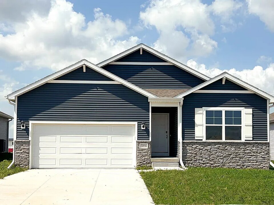 8417 S 176th Ave in Omaha, NE - Building Photo