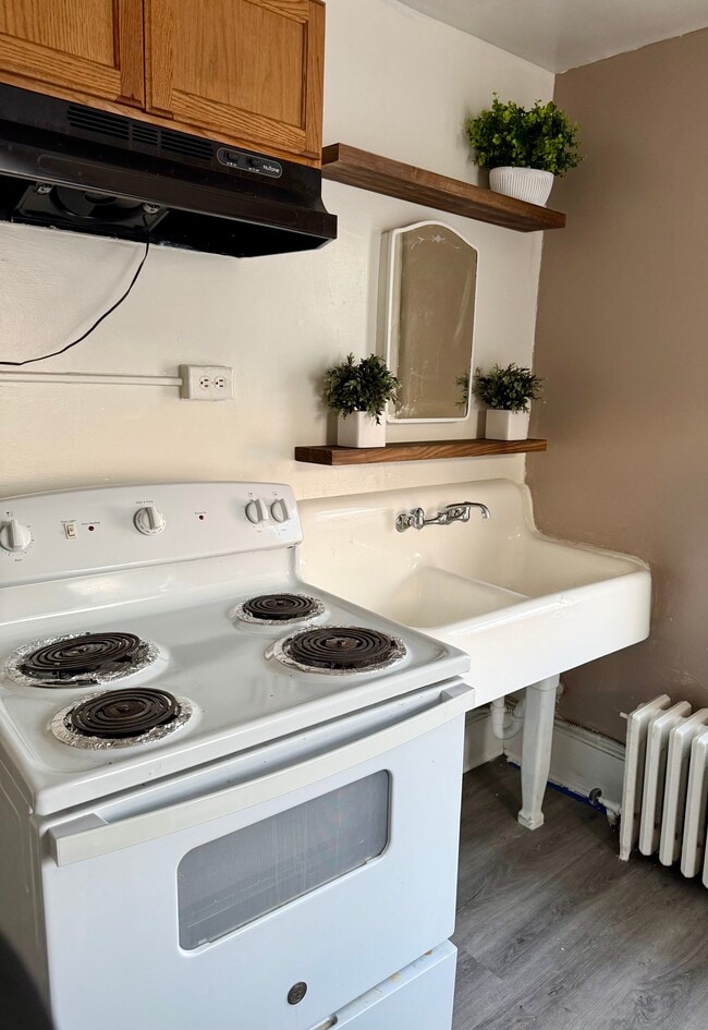 93 Fullerton Ave, Unit #2 in Newburgh, NY - Foto de edificio - Building Photo