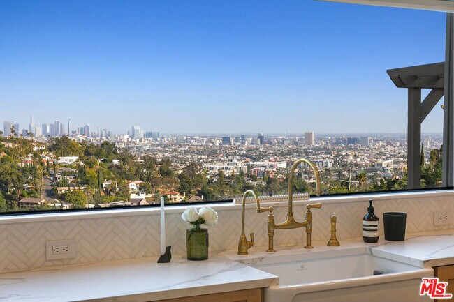 2720 Hollyridge Dr in Los Angeles, CA - Building Photo - Building Photo