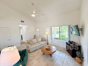 2010 Lawrence Crossley Rd in Palm Springs, CA - Foto de edificio - Building Photo