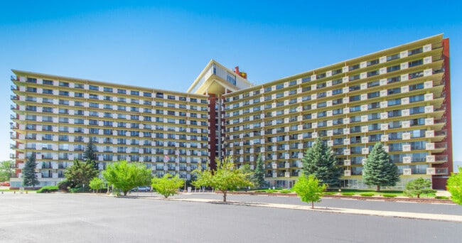 411 Lakewood Cir, Unit C806 in Colorado Springs, CO - Building Photo - Building Photo