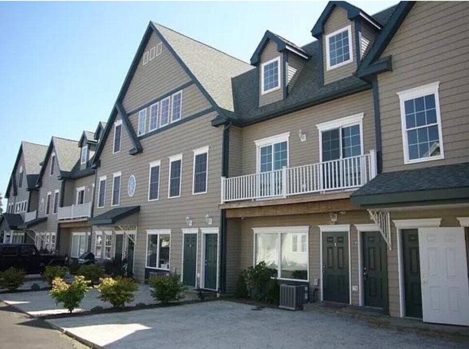 37 Naugatuck Ave, Unit 37B in Milford, CT - Building Photo