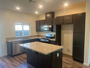 3751 Rynders Way in Sacramento, CA - Foto de edificio - Building Photo