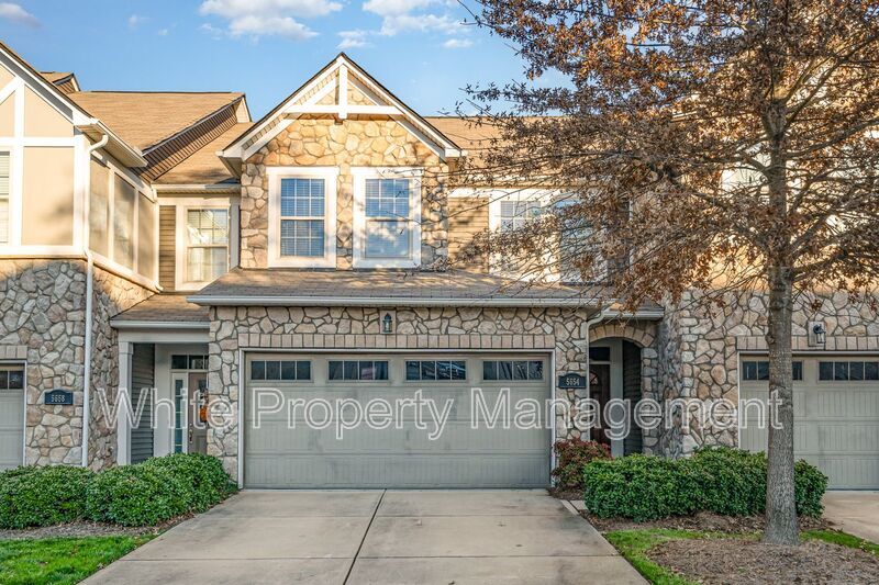 5654 Stonewells Dr in Charlotte, NC - Building Photo