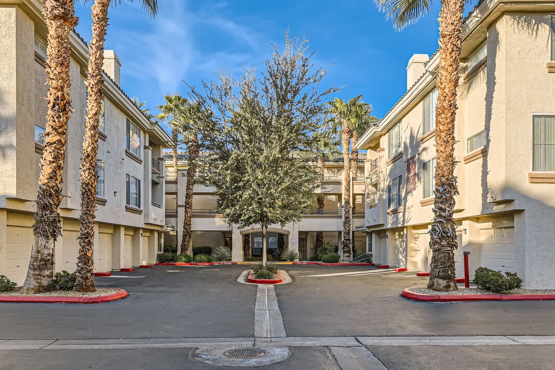 7127 S Durango Dr, Unit 310 in Las Vegas, NV - Building Photo