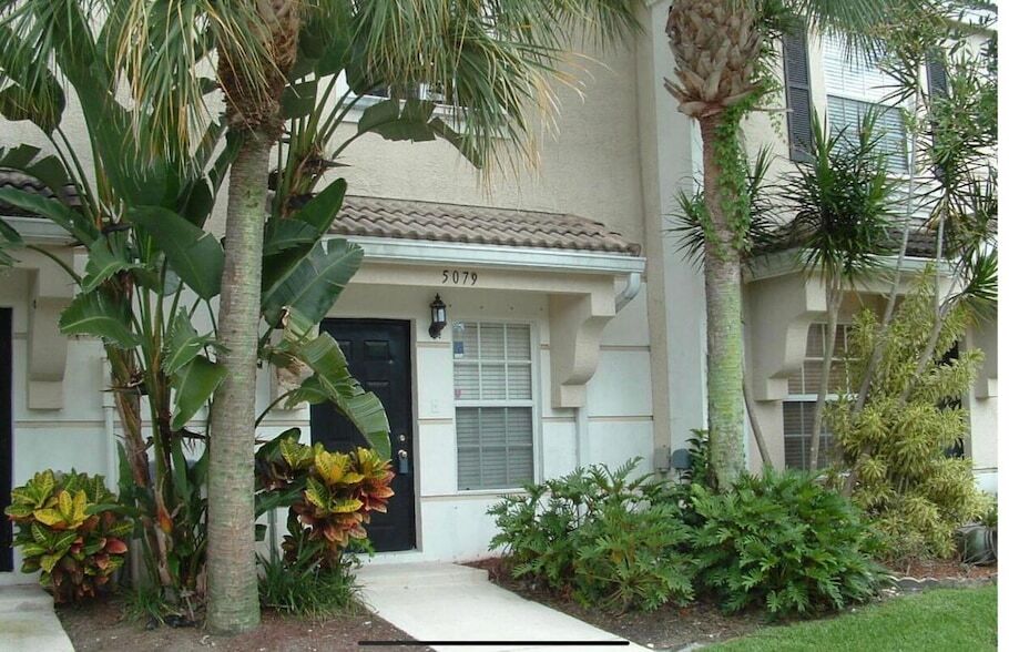 5079 Palmbrooke Cir in West Palm Beach, FL - Foto de edificio