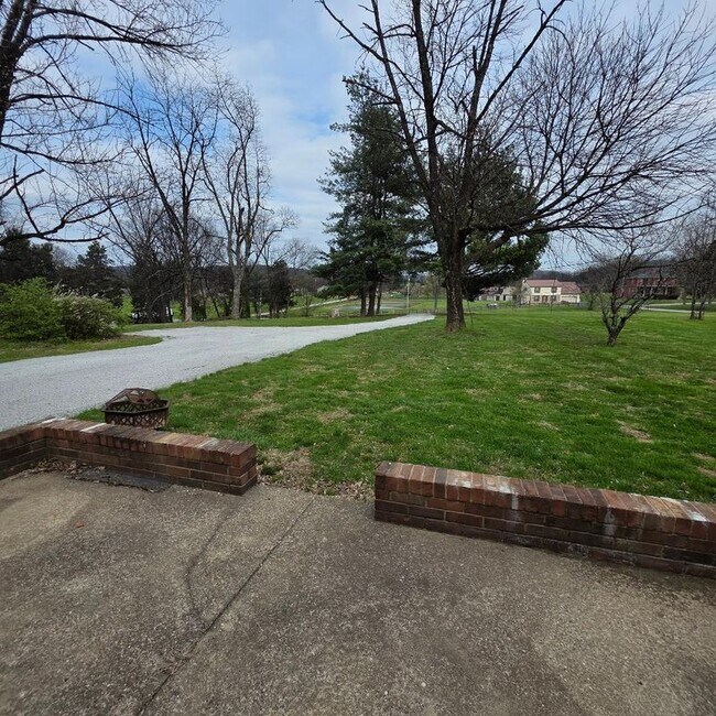2465 Chapeze Ln in Shepherdsville, KY - Foto de edificio - Building Photo