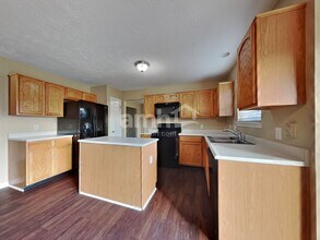 5825 Columbia Cir in Greenwood, IN - Foto de edificio - Building Photo