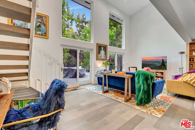 3906 Alta Mesa Dr in Los Angeles, CA - Building Photo - Building Photo