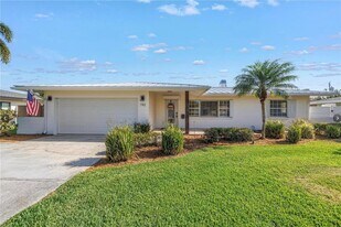 742 45th Ave NE in St. Petersburg, FL - Building Photo