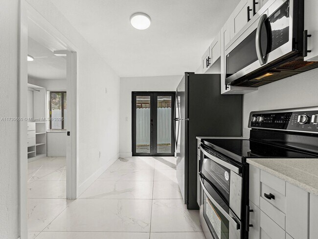 921 NW 22nd Ct-Unit -921 B in Miami, FL - Building Photo - Building Photo