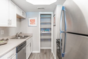 St. Charles Row in St. Petersburg, FL - Building Photo