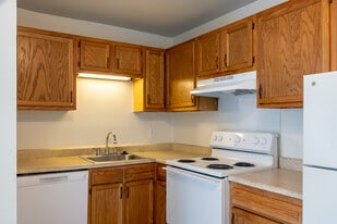 Tanglewood Apartments in Woodhaven, MI - Building Photo