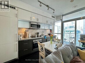8-2008 Mercer St in Toronto, ON - Building Photo - Building Photo