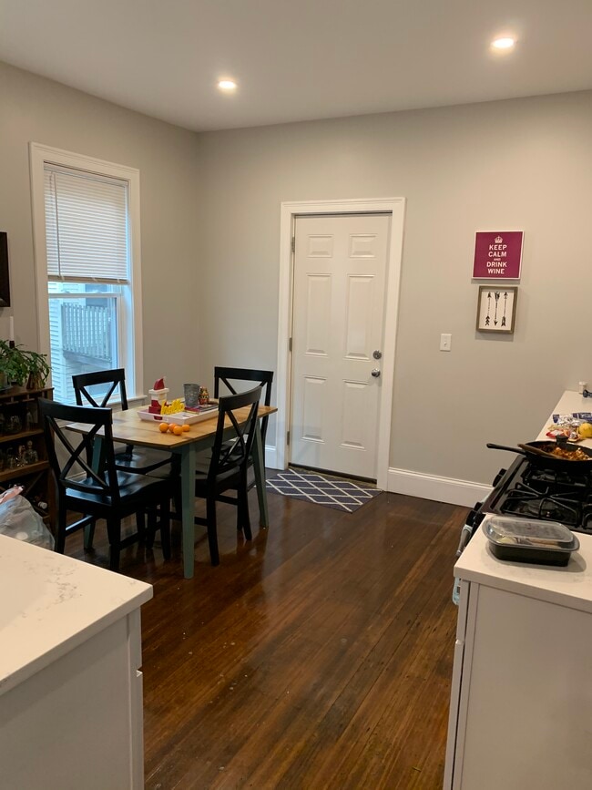 71 Hillside St, Unit 2 in Boston, MA - Foto de edificio - Building Photo