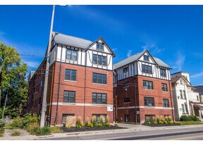 48 Weber St W in Kitchener, ON - Building Photo