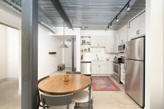 1009 W Juneau Ave in Milwaukee, WI - Foto de edificio - Building Photo