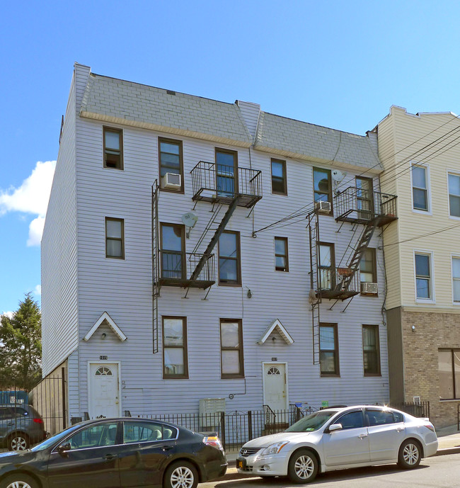 10-15 Wyckoff Ave in Ridgewood, NY - Building Photo - Building Photo