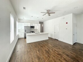 1931 N Prairie Ave, Unit 1 in Dallas, TX - Building Photo - Building Photo