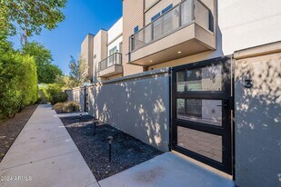 2645 E Osborn Rd in Phoenix, AZ - Building Photo