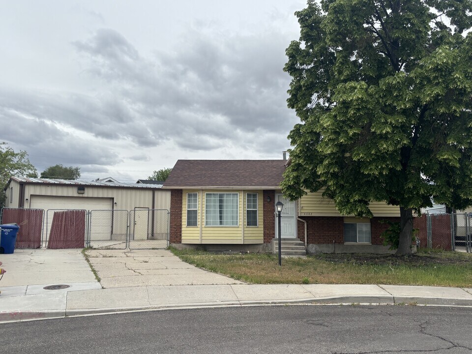 4042 Powder View Cir in West Valley City, UT - Building Photo