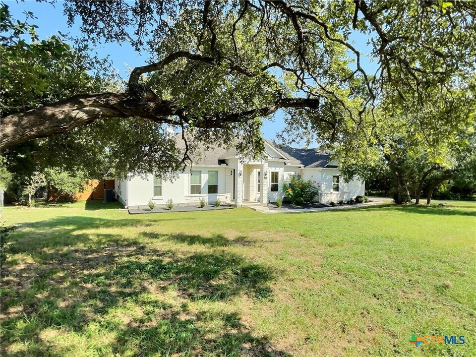 1921 Hunters Cove in New Braunfels, TX - Foto de edificio