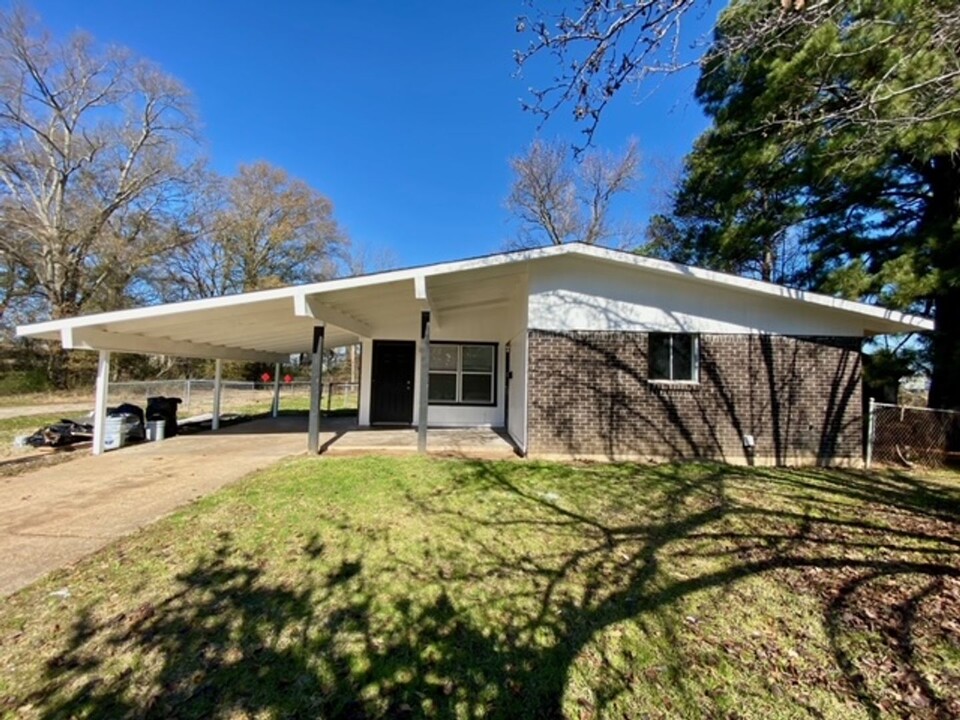 1037 Huntington Ln in Shreveport, LA - Building Photo