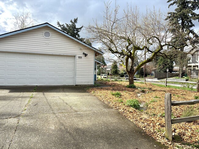 6112 SE 77th Ave in Portland, OR - Building Photo - Building Photo