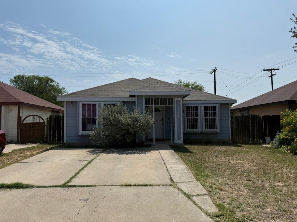 1503 Eisenhower Dr in Laredo, TX - Building Photo