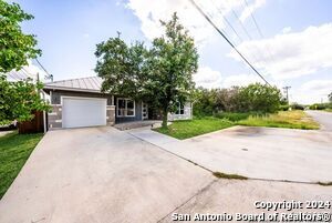 950 Paradise Dr in Canyon Lake, TX - Building Photo - Building Photo