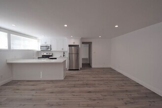 19425 Haynes St in Los Angeles, CA - Building Photo - Building Photo