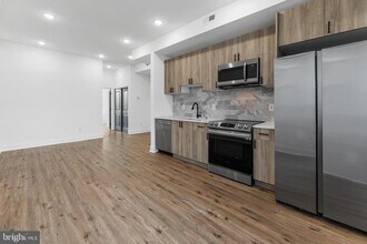 3934 W Girard Ave in Philadelphia, PA - Building Photo - Building Photo