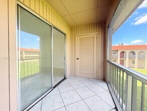 6106 Forest Hill Blvd, Unit 204 in West Palm Beach, FL - Building Photo - Building Photo