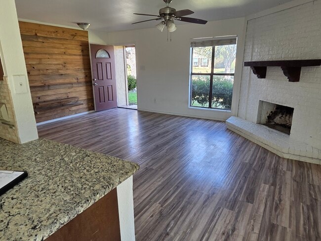 2202 East Crosby Road in Carrollton, TX - Building Photo - Building Photo