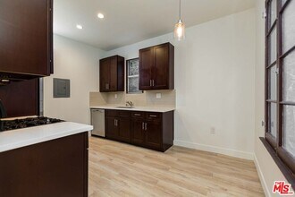 7223 Willoughby Ave in Los Angeles, CA - Building Photo - Building Photo